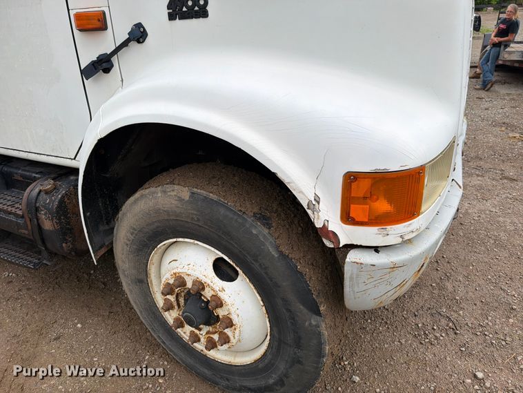 image for item EO8662 1994 International 4900 flatbed truck