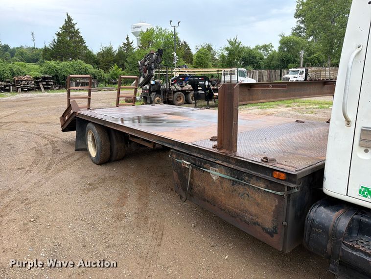 image for item EO8662 1994 International 4900 flatbed truck