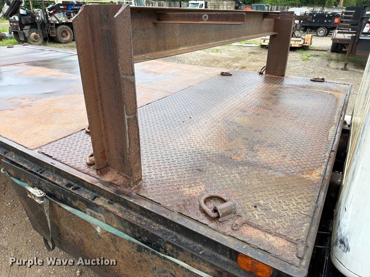 image for item EO8662 1994 International 4900 flatbed truck