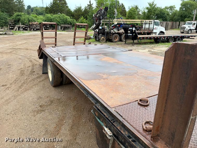 image for item EO8662 1994 International 4900 flatbed truck