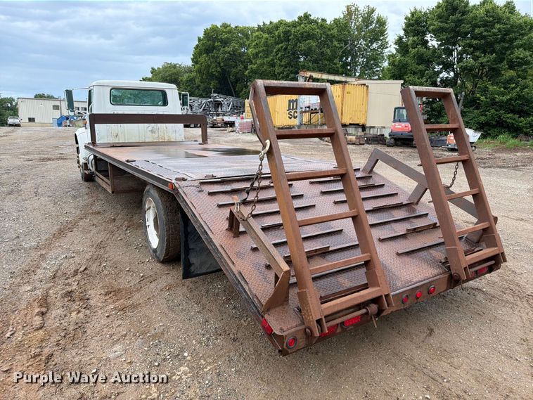 image for item EO8662 1994 International 4900 flatbed truck