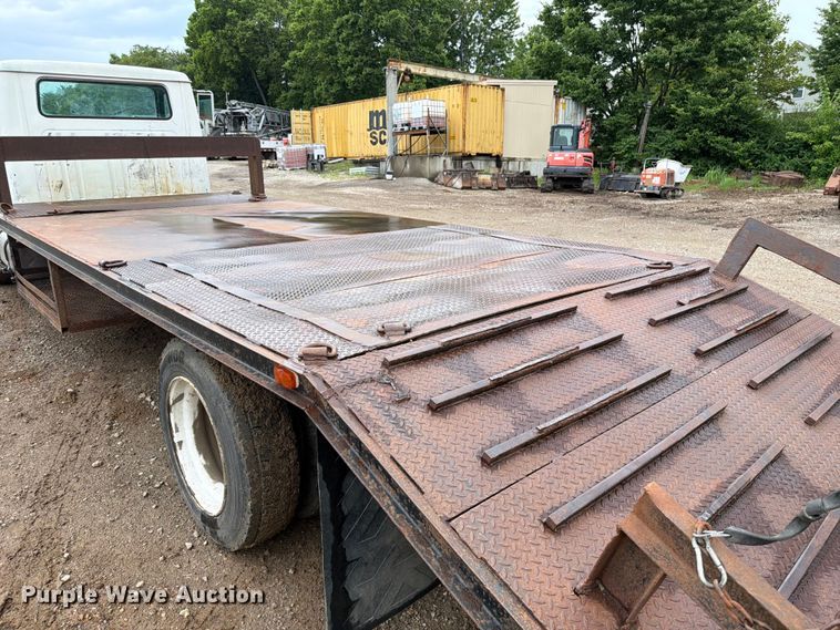 image for item EO8662 1994 International 4900 flatbed truck