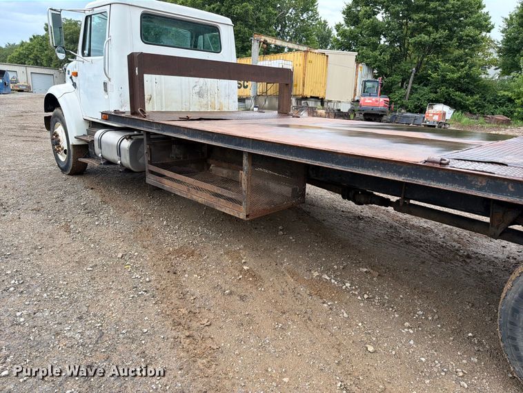 image for item EO8662 1994 International 4900 flatbed truck
