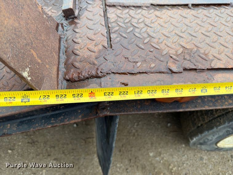 image for item EO8662 1994 International 4900 flatbed truck