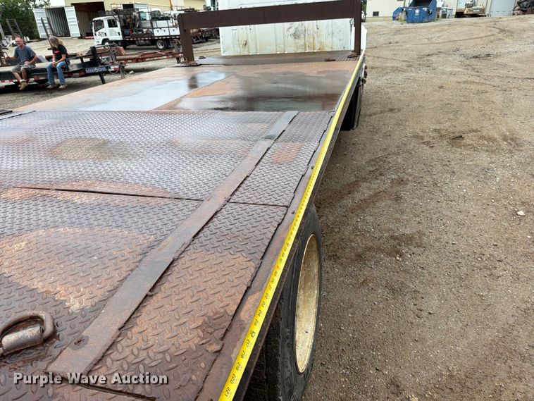 image for item EO8662 1994 International 4900 flatbed truck