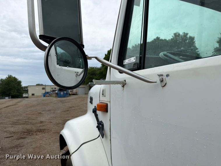image for item EO8662 1994 International 4900 flatbed truck