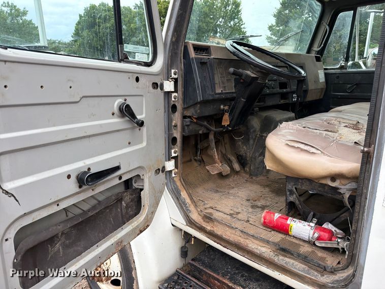 image for item EO8662 1994 International 4900 flatbed truck