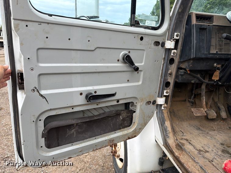 image for item EO8662 1994 International 4900 flatbed truck