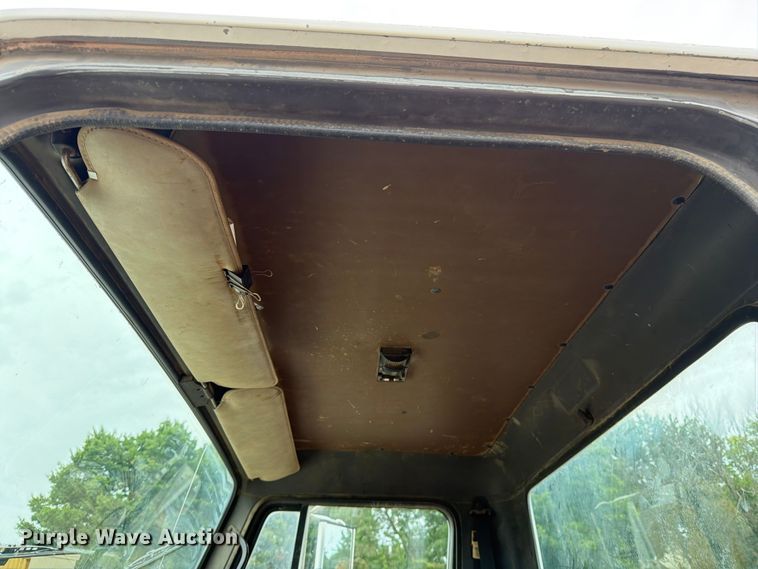 image for item EO8662 1994 International 4900 flatbed truck