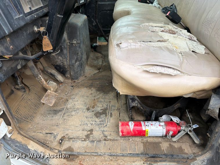 image for item EO8662 1994 International 4900 flatbed truck