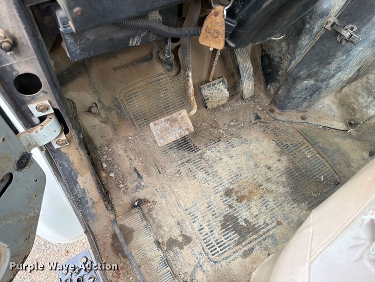 image for item EO8662 1994 International 4900 flatbed truck