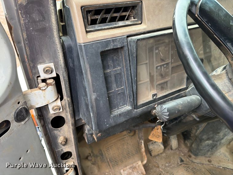image for item EO8662 1994 International 4900 flatbed truck
