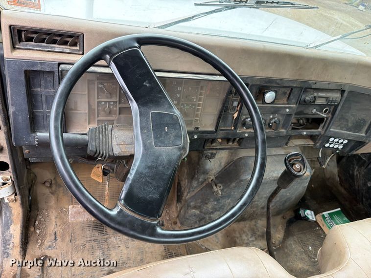 image for item EO8662 1994 International 4900 flatbed truck