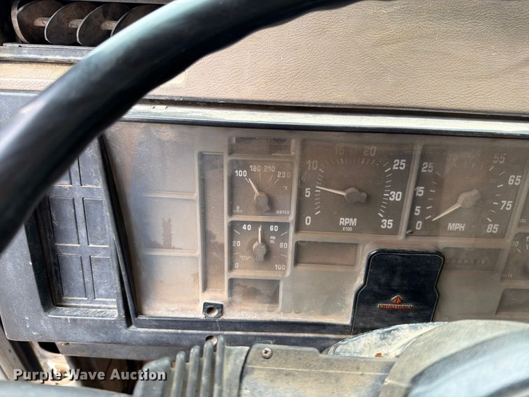 image for item EO8662 1994 International 4900 flatbed truck