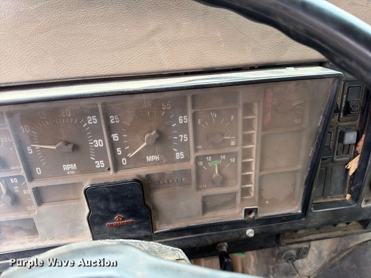 image for item EO8662 1994 International 4900 flatbed truck
