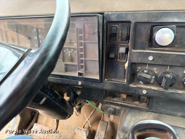 image for item EO8662 1994 International 4900 flatbed truck