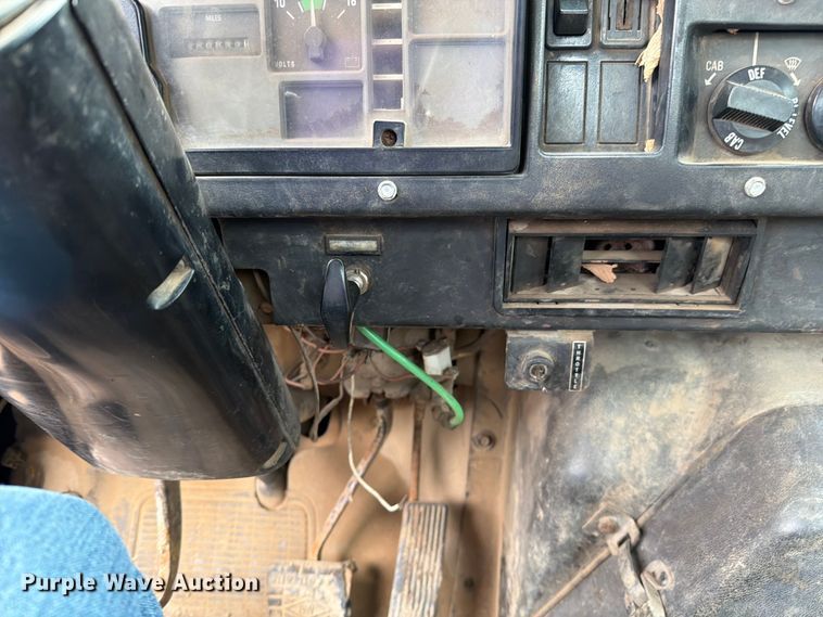 image for item EO8662 1994 International 4900 flatbed truck