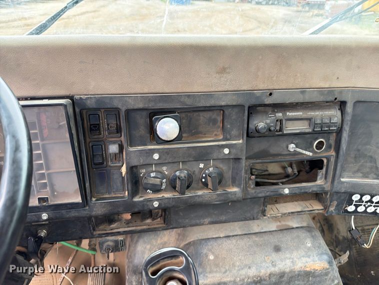 image for item EO8662 1994 International 4900 flatbed truck