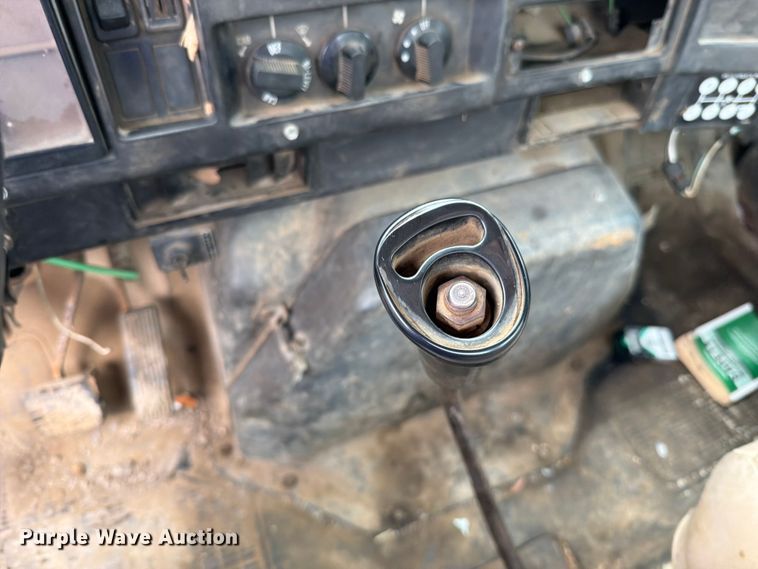image for item EO8662 1994 International 4900 flatbed truck