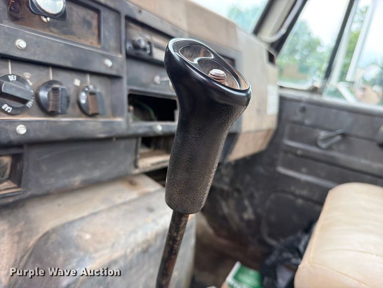 image for item EO8662 1994 International 4900 flatbed truck