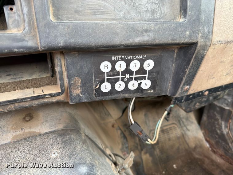 image for item EO8662 1994 International 4900 flatbed truck