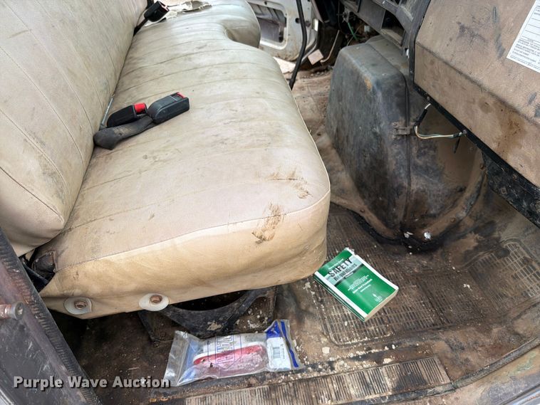 image for item EO8662 1994 International 4900 flatbed truck