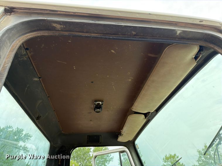 image for item EO8662 1994 International 4900 flatbed truck