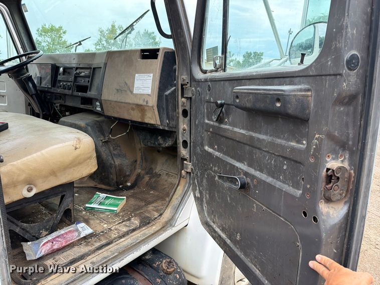 image for item EO8662 1994 International 4900 flatbed truck