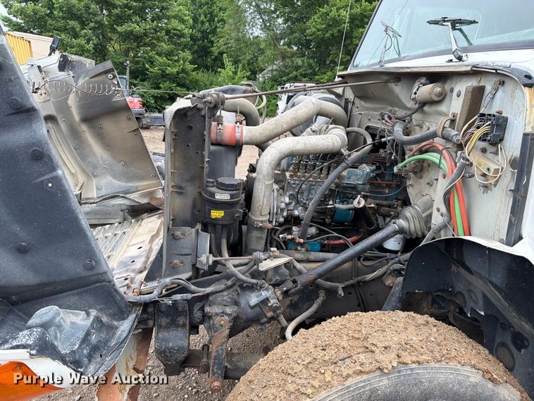 image for item EO8662 1994 International 4900 flatbed truck