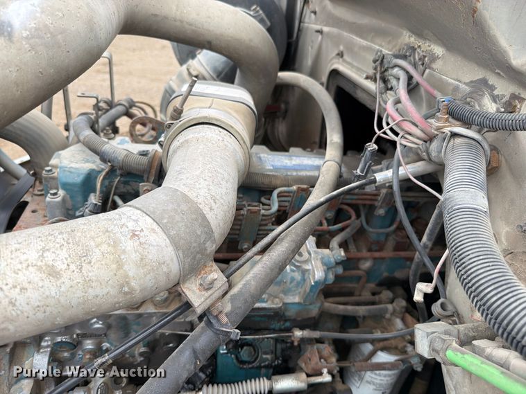 image for item EO8662 1994 International 4900 flatbed truck