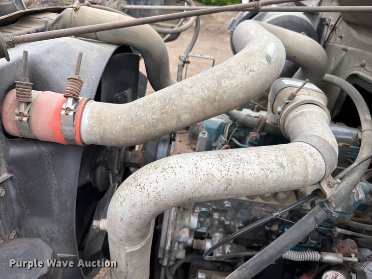 image for item EO8662 1994 International 4900 flatbed truck