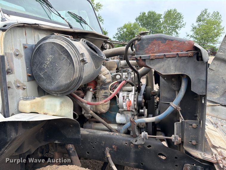 image for item EO8662 1994 International 4900 flatbed truck