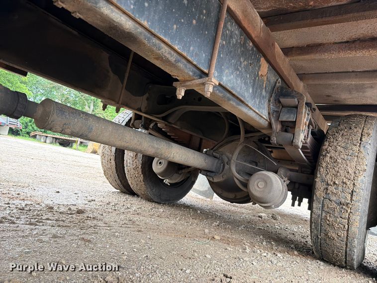 image for item EO8662 1994 International 4900 flatbed truck