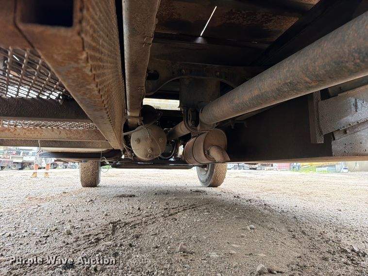 image for item EO8662 1994 International 4900 flatbed truck