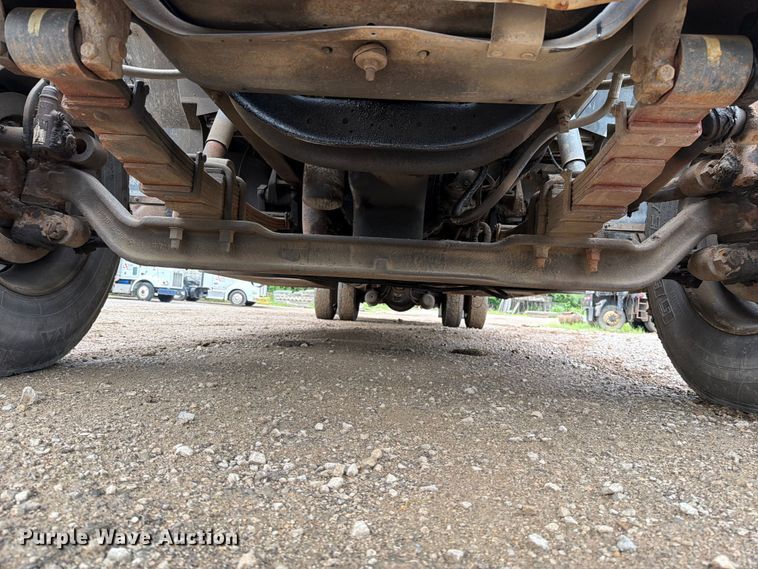 image for item EO8662 1994 International 4900 flatbed truck