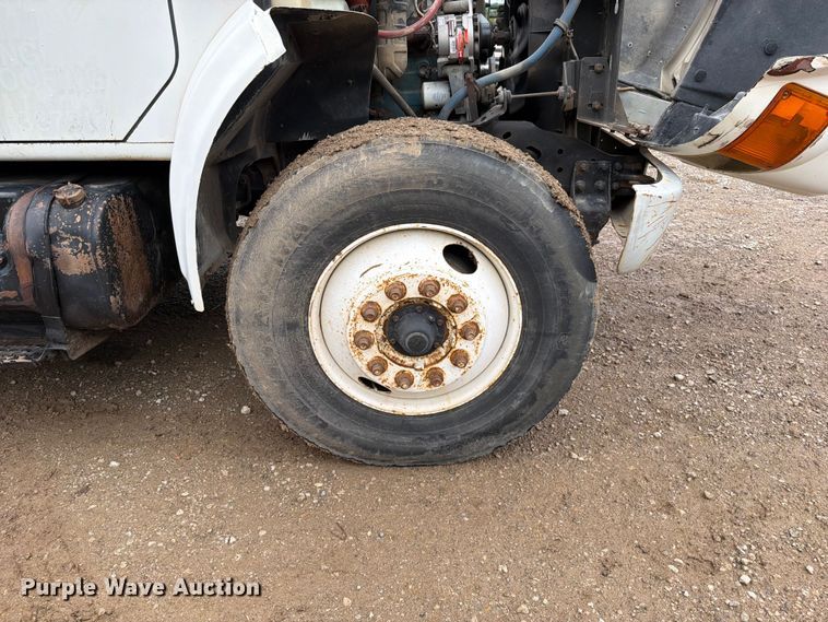 image for item EO8662 1994 International 4900 flatbed truck
