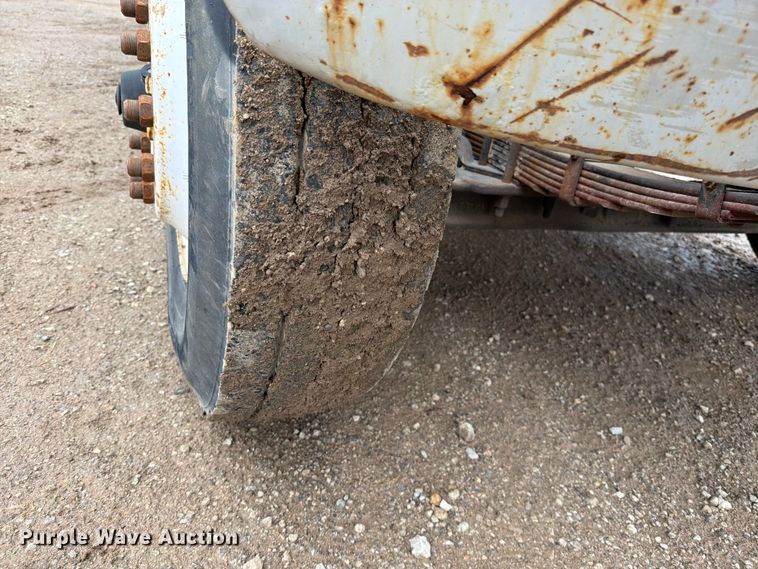 image for item EO8662 1994 International 4900 flatbed truck