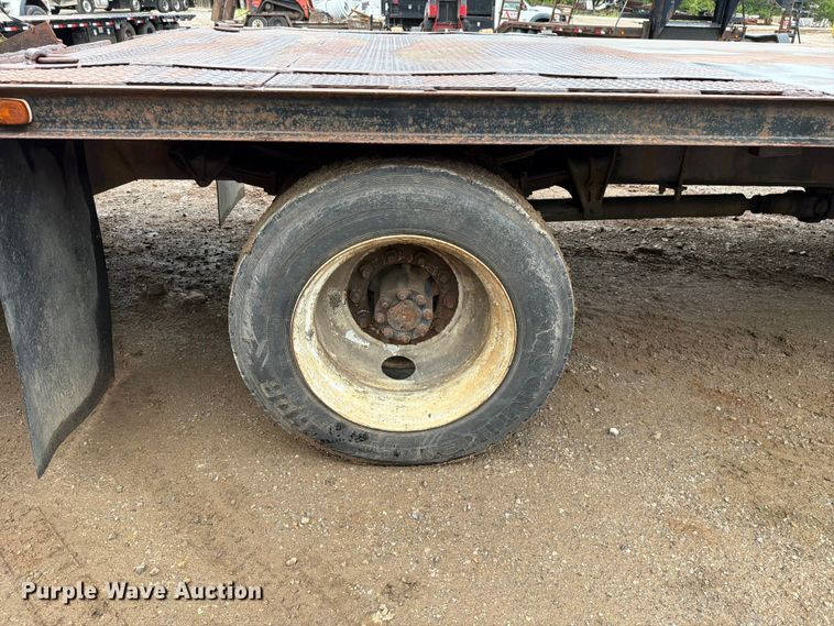 image for item EO8662 1994 International 4900 flatbed truck