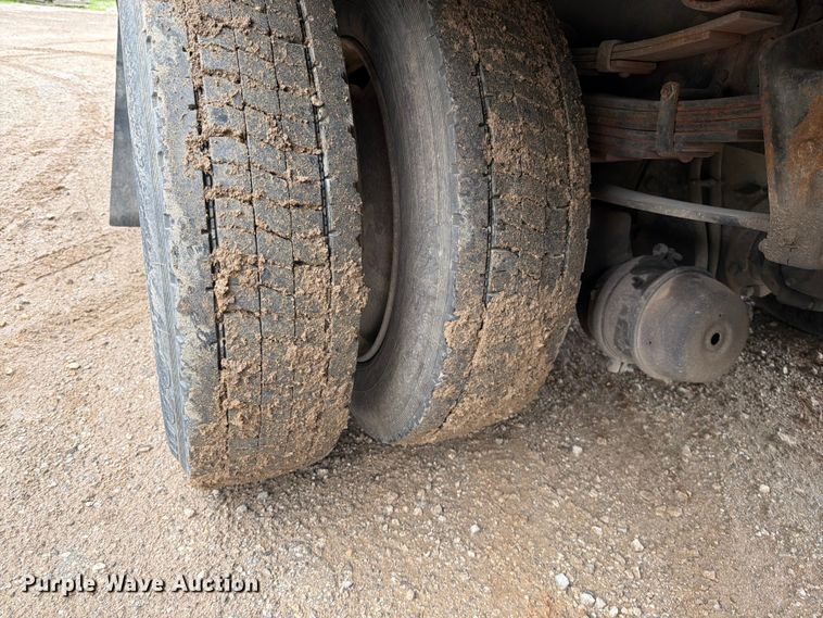 image for item EO8662 1994 International 4900 flatbed truck