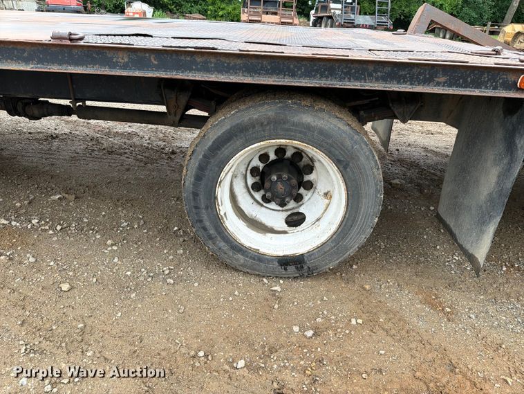 image for item EO8662 1994 International 4900 flatbed truck
