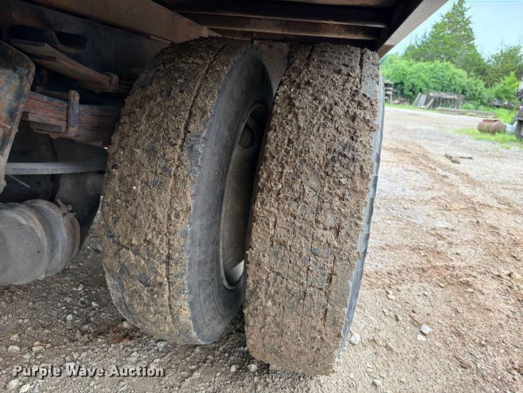 image for item EO8662 1994 International 4900 flatbed truck