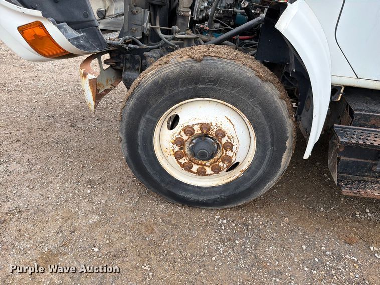 image for item EO8662 1994 International 4900 flatbed truck