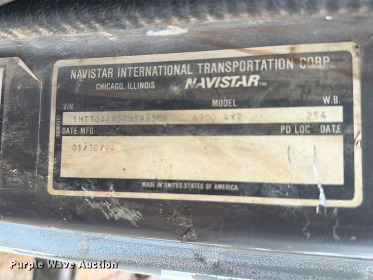 image for item EO8662 1994 International 4900 flatbed truck