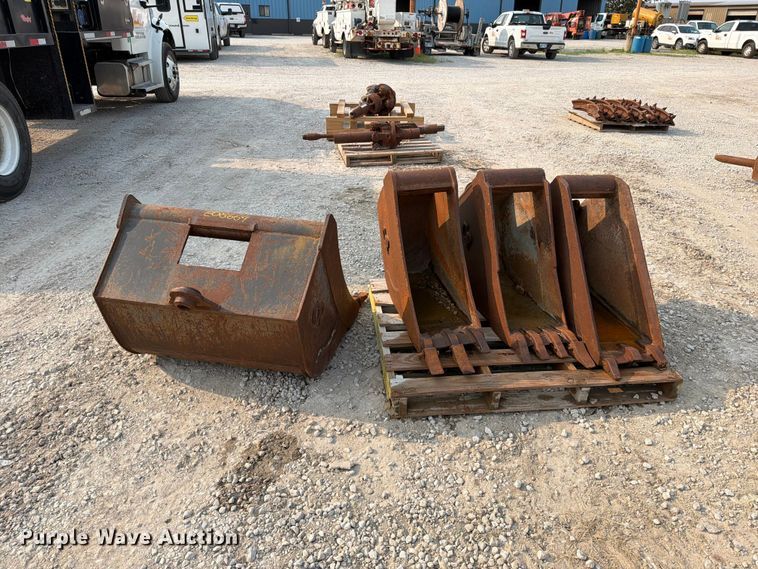 image for item EO8664 (4) CP backhoe buckets