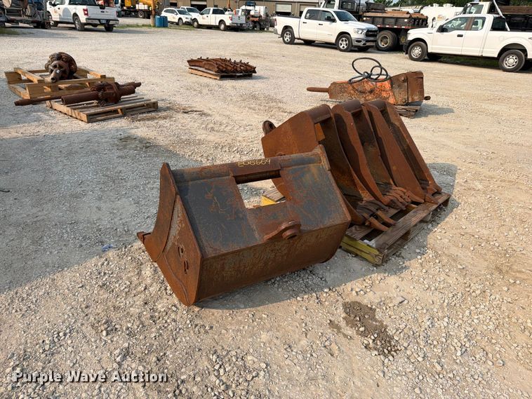 image for item EO8664 (4) CP backhoe buckets