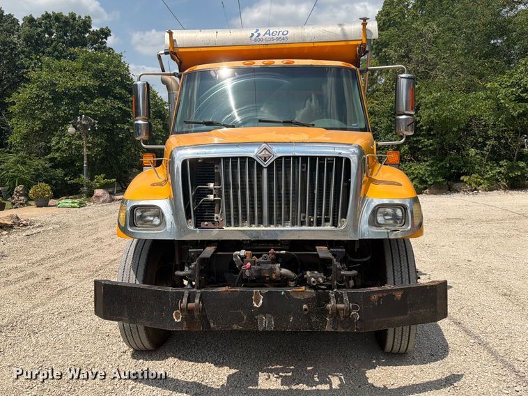 image for item EO8666 2006 International 7400 dump truck