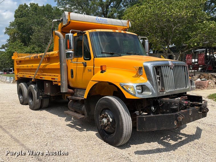 image for item EO8666 2006 International 7400 dump truck
