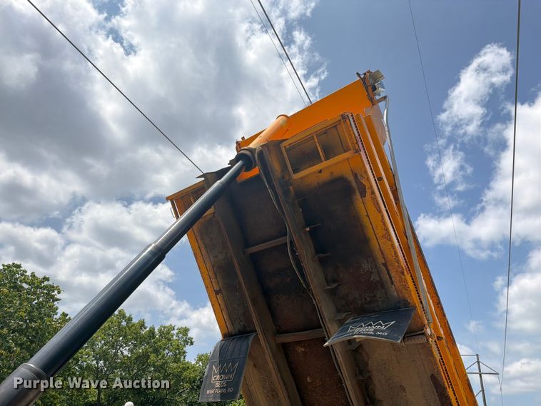 image for item EO8666 2006 International 7400 dump truck