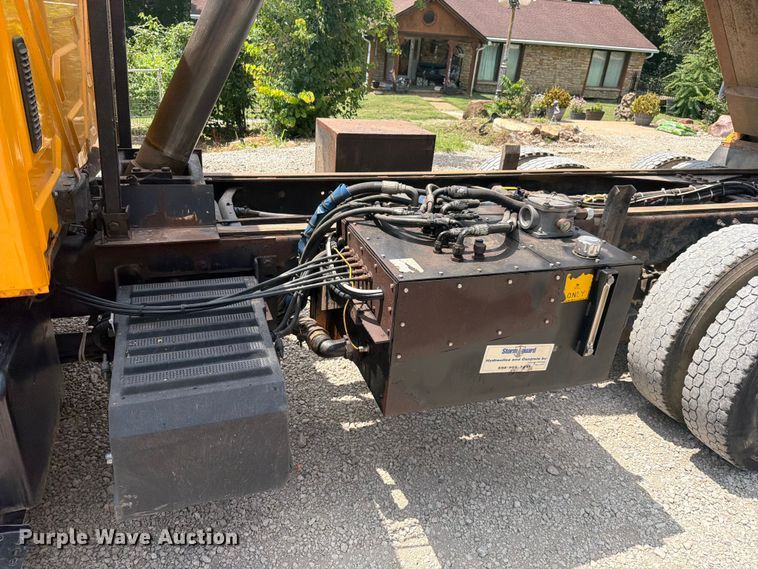 image for item EO8666 2006 International 7400 dump truck