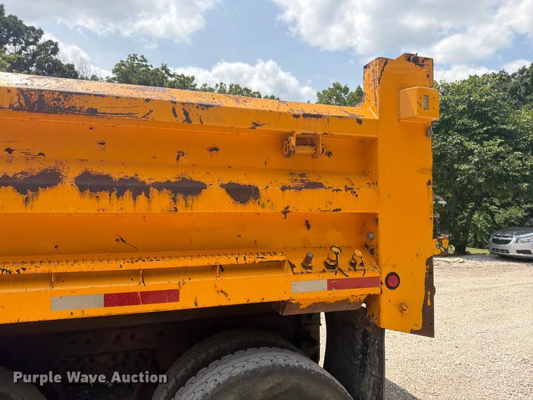 image for item EO8666 2006 International 7400 dump truck